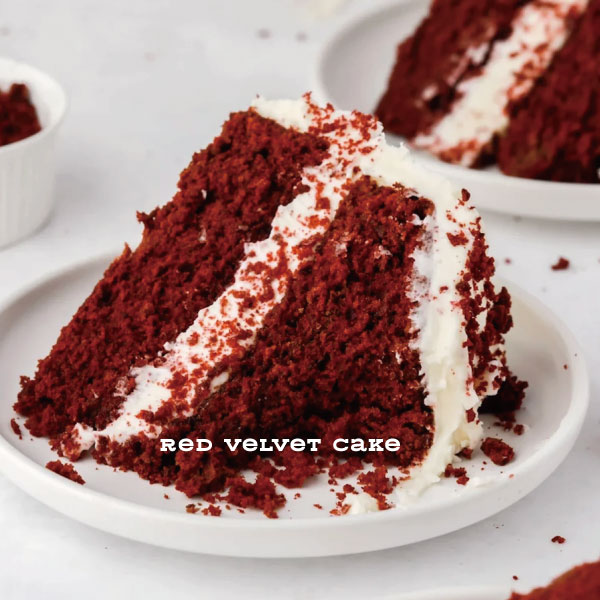 Red velvet cake レッドベルベットケーキは、アメリカで人気ナンバーワンの定番ケーキです。ベルベットのように口当たりのいい、伝統的なレシピで作られた、赤く着色されたココアケーキです。フロスティングにバターとクリームチーズを混ぜたオリジナルクリームがとても合います。店舗でのテイクアウト販売とネット予約注文受付中。
