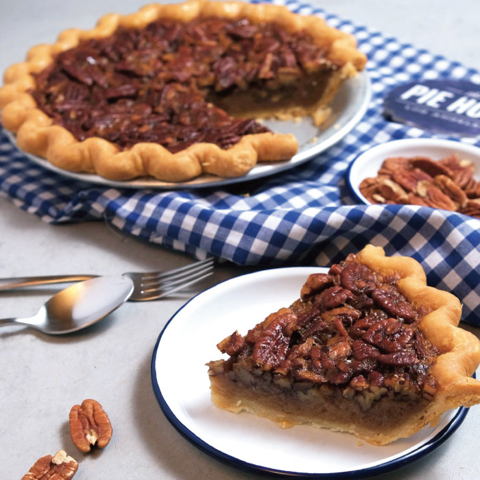 ピーカンナッツとたっぷりのコーンシロップときび糖を練り込んだフィリング（中身）と、トッピングにナッツ感を楽しめる大きめに砕いたピーカンナッツをのせ、クラスト生地はサクサク食感とバターが香る生地を使い、たっぷりなナッツ感を楽しめるピーカンナッツパイに焼き上げたアメリカ南部の伝統的なお菓子パイです。 ナッツ好きの方は笑顔になる逸品です。美味しいソルトキャラメルピーカンナッツパイはアメリカ南部の伝統的なお菓子パイ！お誕生会パーティ、お誕生会プレゼント、おいしいスイーツギフト、誕生日パーティー、ホームパーティーなどの商品として、店舗受取りテイクアウト予約注文と宅配便注文をネット注文受付中。