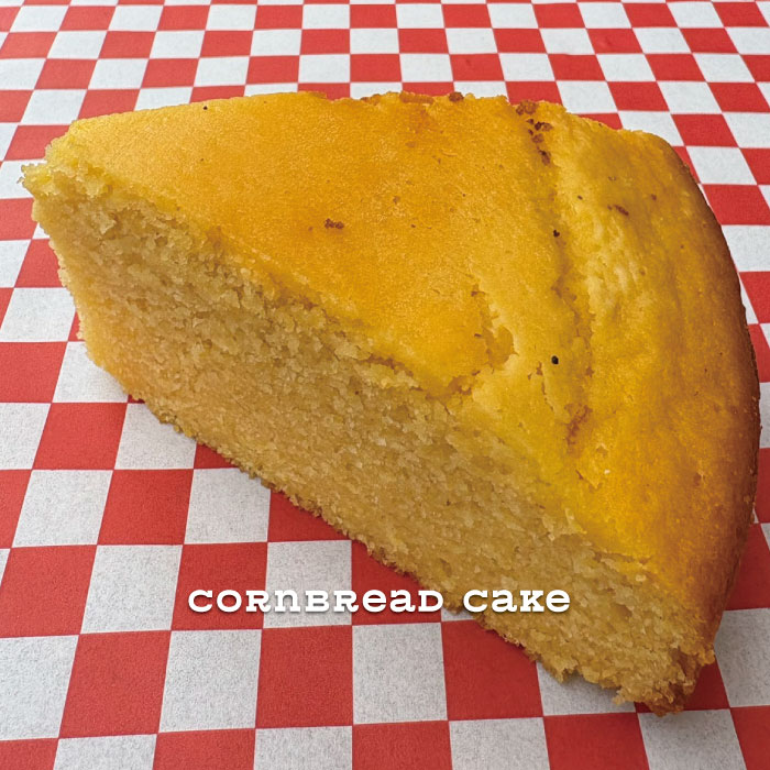 Cornbread Cake. A refined take on traditional cornbread. Delicately sweetened with beet sugar and baked with rice oil for a light yet moist finish. コーンブレッドケーキ、甘さを抑え、素材の味を引き立てた大人のコーンブレッド。てんさい糖のやわらかな甘みと、コーンの自然な風味。外はさっくり、中はしっとり。東京都港区で美味しいケーキ店。西麻布のおいしいデザートケーキ店。
