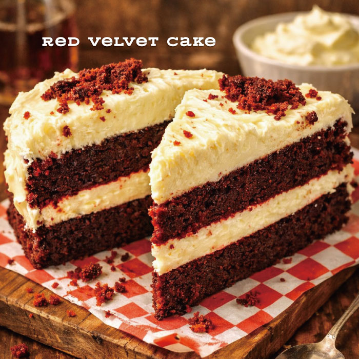 Red velvet cake レッドベルベットケーキ。アメリカ人気ナンバーワンの定番ケーキ!ベルベットのように口当たりのいい、伝統的なレシピで作られた、赤く着色されたココアケーキです。フロスティングにバターとクリームチーズを混ぜたオリジナルクリームがとても合います