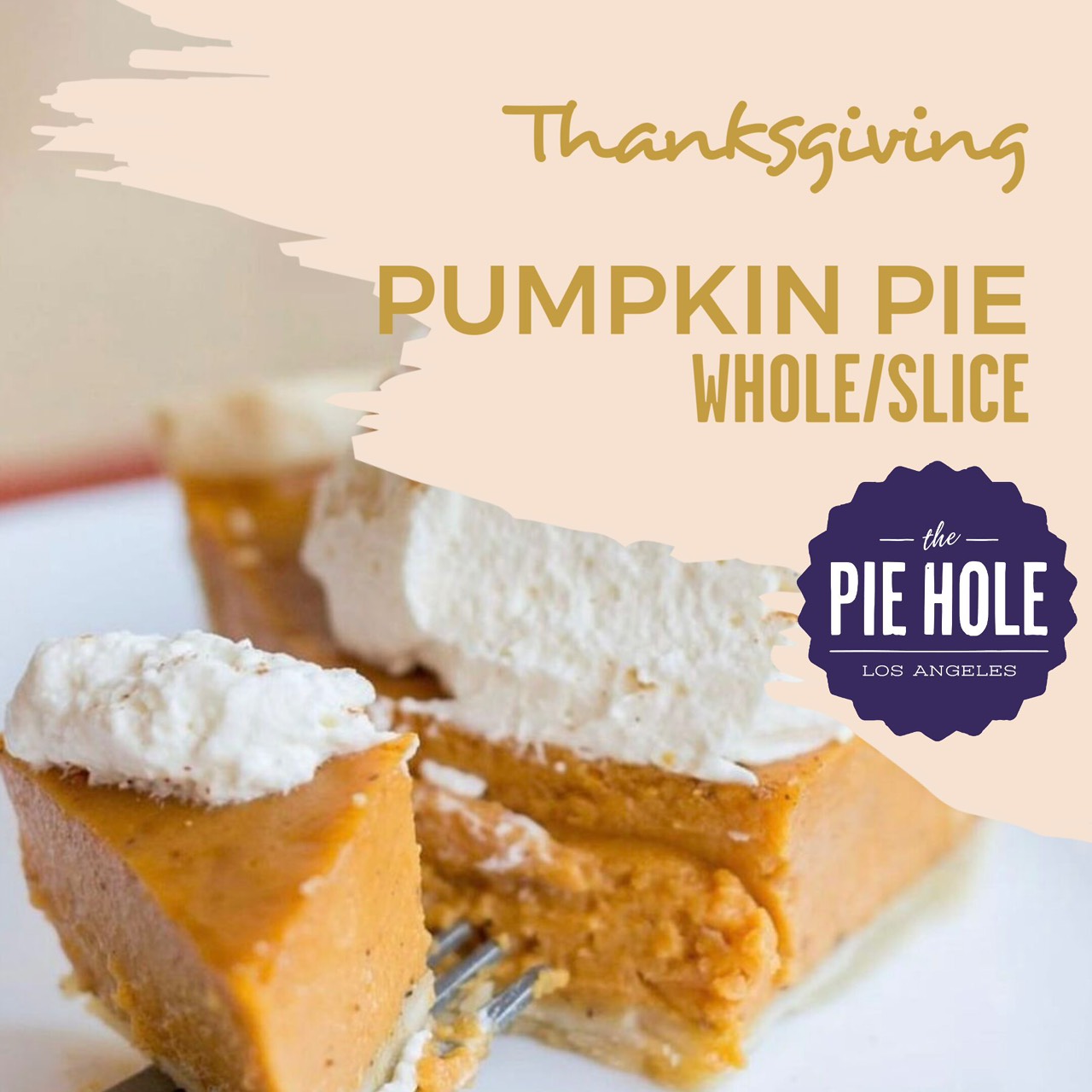 伝統の家庭的なレシピで作られている、たっぷりのかぼちゃとスパイスが効いているミルク風味の王道のパンプキンパイ。シナモン、ナツメグ、クローブのスパイスがカボチャとの相性抜群！生クリームと有機コリンチェシナモンパウダーをトッピング。美味しいパンプキンパイを店舗販売とネット予約注文開始。