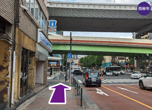 15 minutes walk from Hiroo Station - Exit 4. Directions using photos. Go straight. Lawson on the left. The Pie Hole Los Angeles Nishiazabu has delicious apple pie.