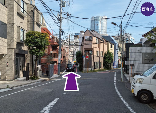 東京メトロ｜銀座線・千代田線・半蔵門線「表参道駅-出口Ａ５」から徒歩10分の道案内を写真で案内。二つに分かれる道路を左側へ進みます。本格アメリカンパイとしてアップルパイとチェリーパイとシェパーズパイが人気のあるアップルパイ屋さん。