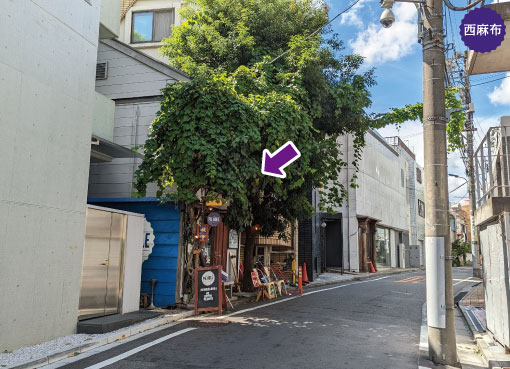 We have arrived at THE PIE HOLE LOS ANGELES NISHIAZABU. 2 minutes walk from Nishiazabu 2-chome bus stop. Directions with photos. This shop serves delicious apple pie, cherry pie, and shepherd's pie.